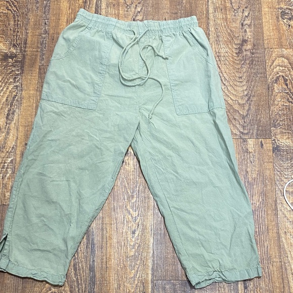 Salem Sportswear Pants - Salem size small Women's 100% cotton sage Green‎ Capris pull on elastic waist